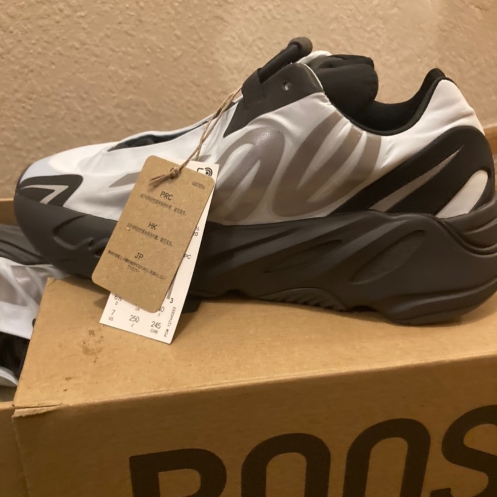 yeezy boost 700